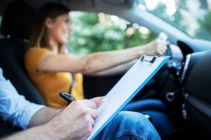 Jeune conducteur en formation de Conduite accompagnée avec son accompagnateur à Saint-Denis